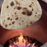 C�� anche il pane, il nan, che si prepara all�alba nel tandoori: un forno in ceramica a forma cilindrica